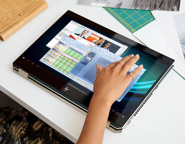 Ordinateur portable en mode tablette sur une table - Ordinateur portable convertible puissant HP Spectre x360