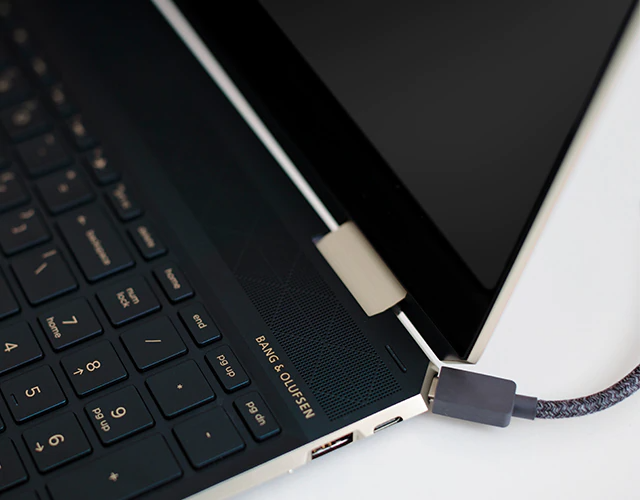 Zoom sur angle USB-C avec câble branché - Ordinateur portable convertible puissant HP Spectre x360