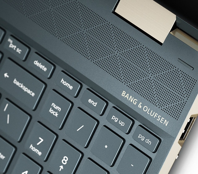 Zoom avant sur le logo Bang & Olufsen sur image agrandie en haut de la grille de haut-parleur du clavier - Ordinateur portable convertible puissant HP Spectre x360
