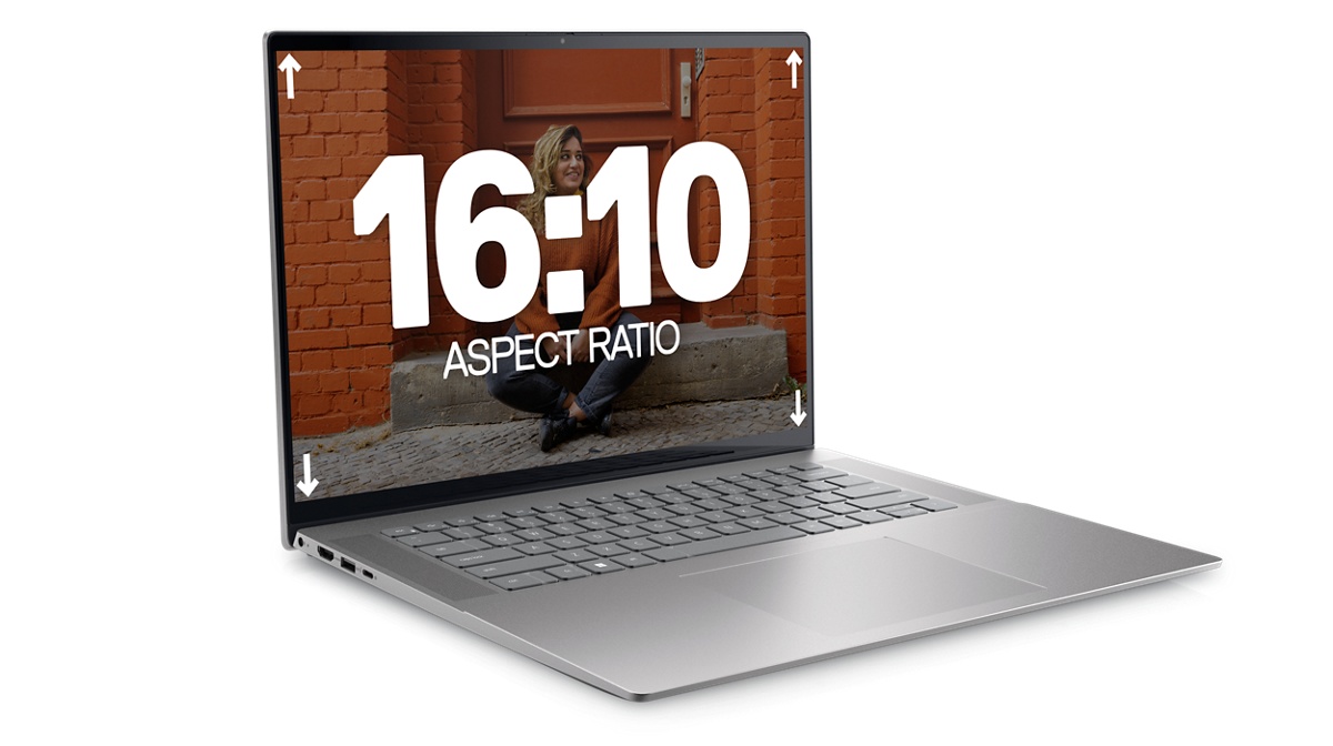 Photo d’un ordinateur portable Dell Inspiron 16 5620 avec une femme assise sur une marche portant un pull-over orange à l’écran.