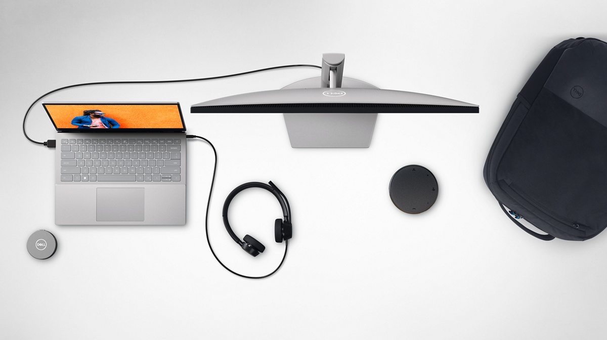 Image d’un ordinateur portable Dell avec casque et écran connectés, sac à dos, adaptateur mobile et haut-parleur vu de dessus.