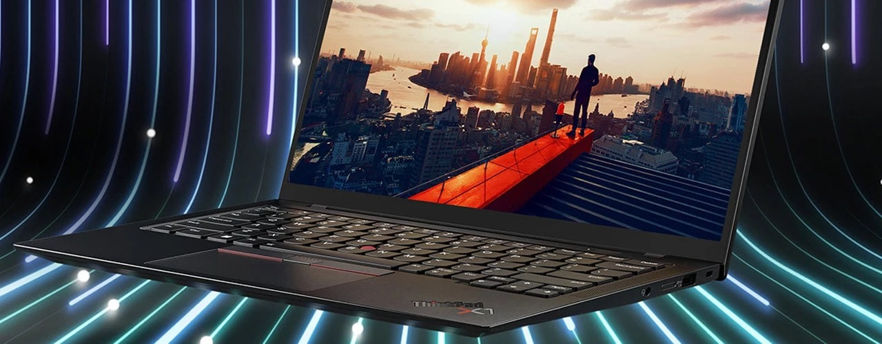 Portable Lenovo ThinkPad X1 Carbon Gen 11 flottant, ouvert à 90 degrés, avec un paysage urbain à l’écran et des courbes autour de l’appareil.