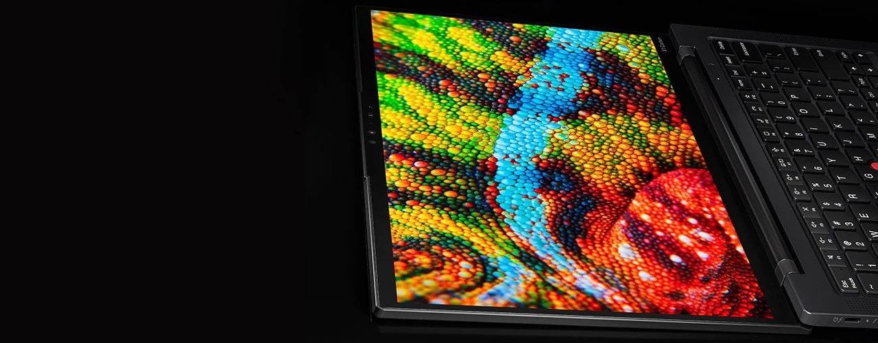 Gros plan de l’écran du portable Lenovo ThinkPad X1 Carbon Gen 11 avec des couleurs vives.