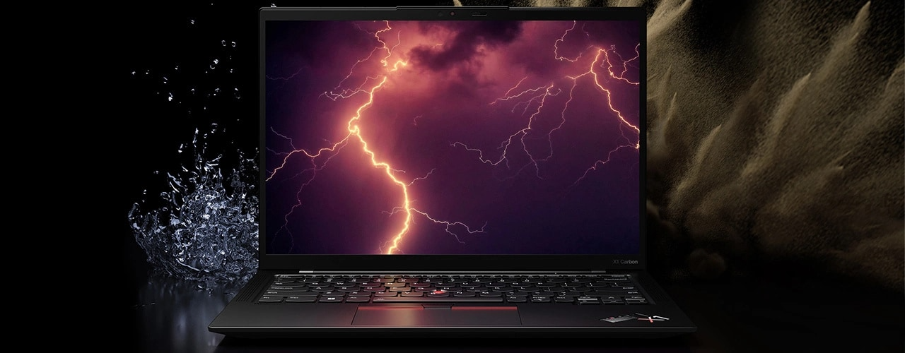 Den bärbara datorn Lenovo ThinkPad X1 Carbon Gen 11 uppfälld till 90 grader, något vinklad för att visa portarna på vänster sida och en mobil bredvid.