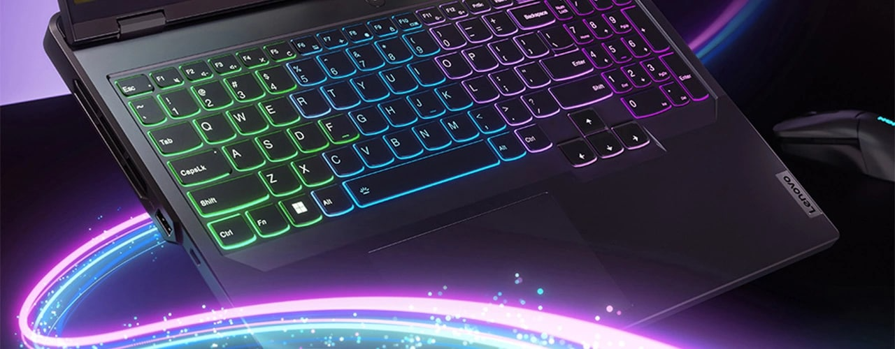 Vue du cockpit d’une personne jouant sur le portable de gaming Lenovo Legion Pro 7 Gen 8 