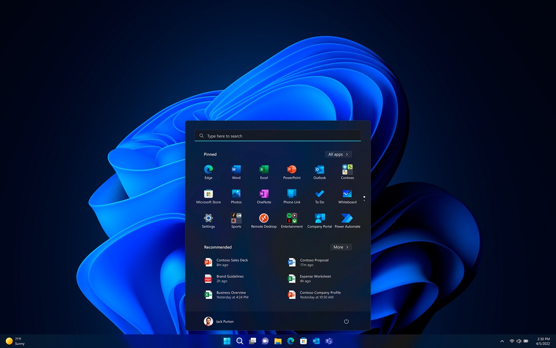 Logo bleu Microsoft Windows 11 en arrière-plan sur la page d’accueil de l’ordinateur portable et outil de recherche ouvert.